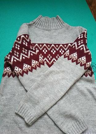 Теплый вязаный свитер со скандинавским узором.