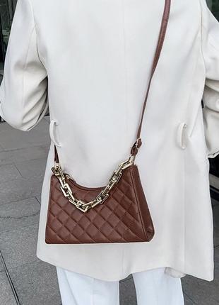 Женская классическая сумочка через плечо кросс-боди на ремешке с толстой цепочкой коричневая4 фото