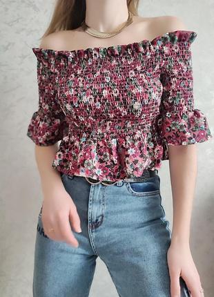 Актуальная блуза топ резинка в принт цветов с открытыми плечами