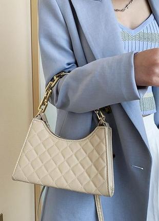 Женская классическая сумочка через плечо кросс-боди на ремешке с толстой цепочкой бежевая4 фото
