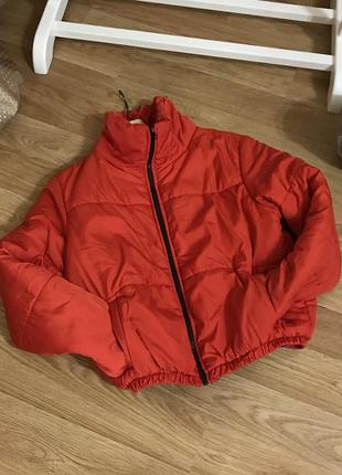 Коротка зимова червона куртка дутик
