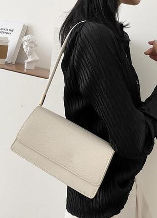 Женская классическая сумочка рептилия через плечо клатч на короткой ручке багет белая6 фото