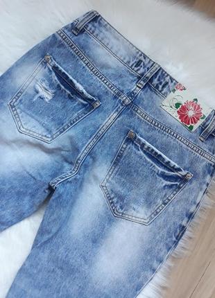 2 вещи по цене 1. крутые рваные джинсы бойфренд с дырками, вышивкой и жемчужинами5 фото