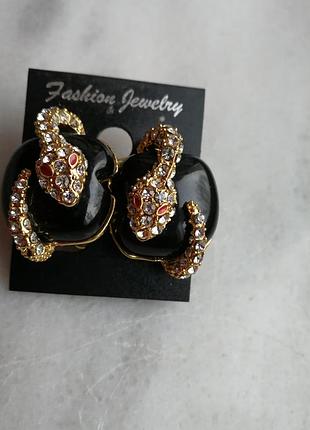 Серьги черные нарядные шикарные змеи с камнями/стразами