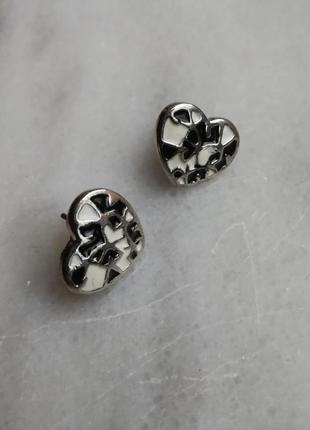 Маленькие серьги сердца гвоздиком чёрно-белый принт разводы