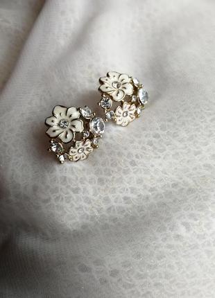 Нарядные белые серьги эмаль и белые стразы камни цветы
