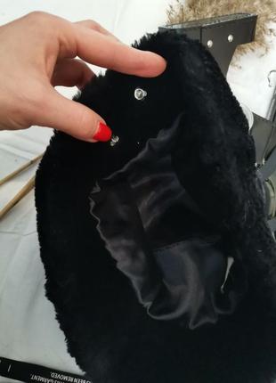 Крутая черная меховая шапка панама с значками5 фото