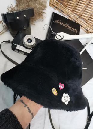 Крутая черная меховая шапка панама с значками2 фото