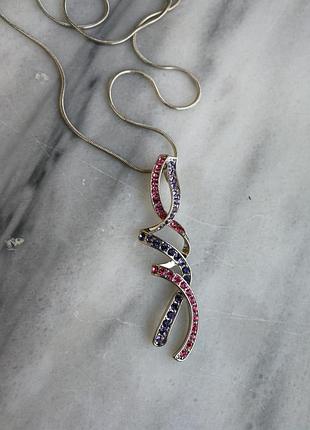 Интересная подвеска с кулоном ленточкой волнистые двойные розовые и сиреневые стразы камни