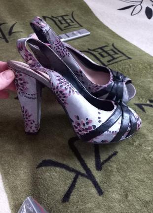 Босоніжки жіночі