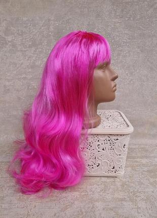 Парик розовый длинный с чубчиком волнистые волосы длинные малиновые ярко-розовая волна для карнавального образа аниме3 фото
