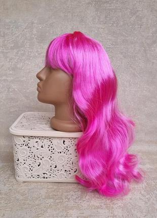 Парик розовый длинный с чубчиком волнистые волосы длинные малиновые ярко-розовая волна для карнавального образа аниме4 фото
