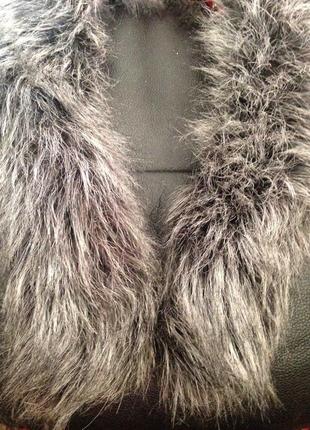 Відмінний комір з штучного хутра!