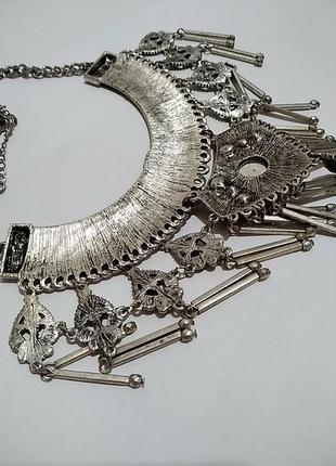 Колье, ожерелье в серебряном цвете. центральная вставка пластик, кристаллы стекло.8 фото