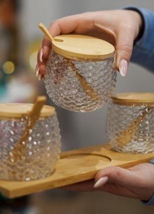 Набір скляних прозорих банок на підставці для кухні. "соти" 3 шт. (з бамбуковою кришкою і ложкою)