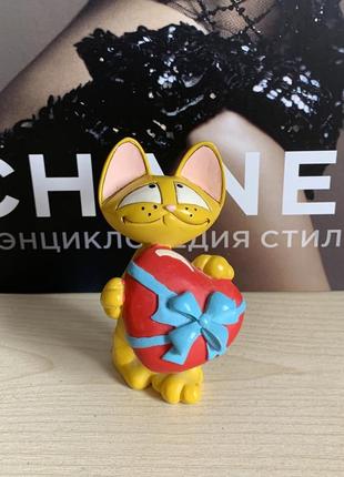 Яркая статуэтка кот с сердцем