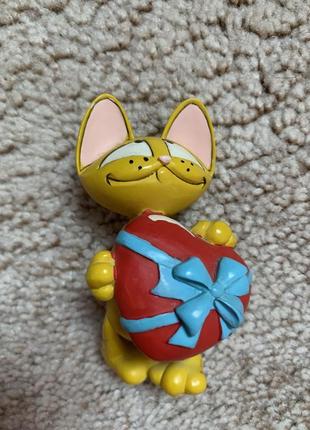 Яркая статуэтка кот с сердцем5 фото