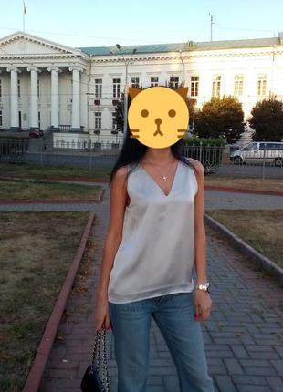 Базовий топ з v - подібним вирізом спереду і на спині