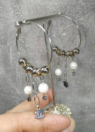 Сережки-кільця з перлами майорка та гематитом1 фото