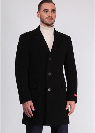 Однобортне чоловіче пальто з короткими лацканами загостреної форми