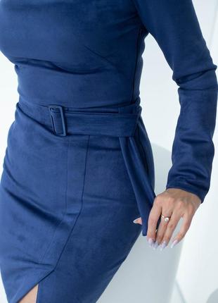 Синее облягающее женское платье с поясом из замши  44-542 фото