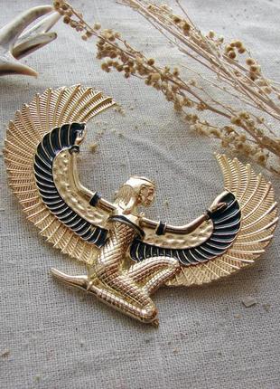 Большая египетская брошь с крылатой богиней изидой. цвет золото