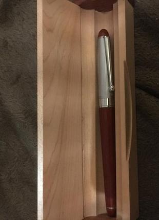 Перьевая ручка в деревянном корпусе и пенале