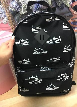 Рюкзак з кросівками