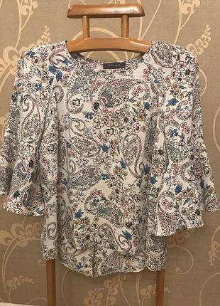 Очень красивая и стильная брендовая блузка в цветах.