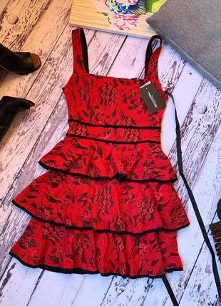 Платье вечернее prettylittlething ярусное чёрное с красным гепюром квадратный вырез на широких бретелях короткое весеннее летнее нарядное красивое5 фото
