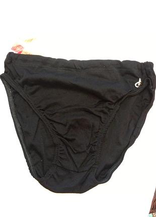 Чоловічі плавки різних кольорів.