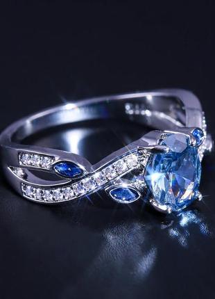 Голубое кольцо 925 проба на изделии с голубим топазом,размер 18.