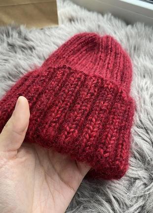 Теплая шапка бини бордового цвета4 фото