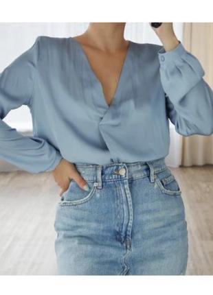 Дуже красива блакитна атласна блузка з довгим рукавом😍