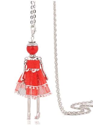 Красивий кулон у вигляді лялечки червоного кольору