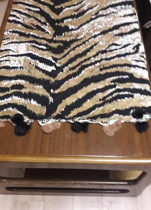 Палантин з хутряними бумбонами.