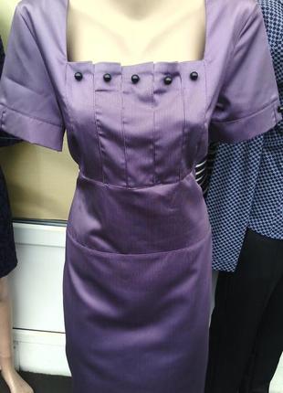 Женское атласное платье сиреневого цвета