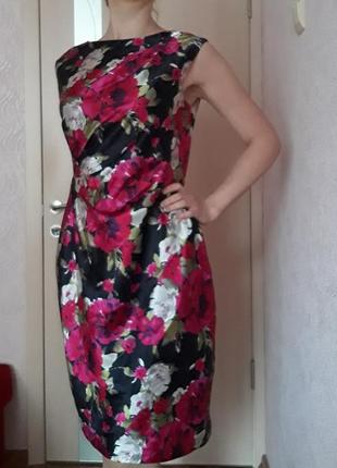 Красивое яркое платье-футляр без рукавов