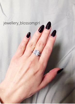 Серебряное кольцо с циркониевым камнем бриллиантовой огранки1 фото