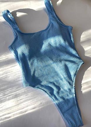 Відрядний блакитний яскравий купальник з жатки злитий однотонний базовий
