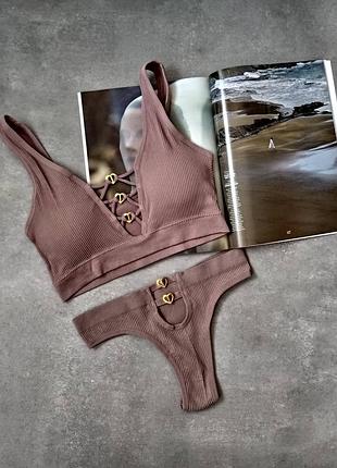 Стильный комплект топ бра с чашками + трусы с высокой посадкой стринги в рубчик