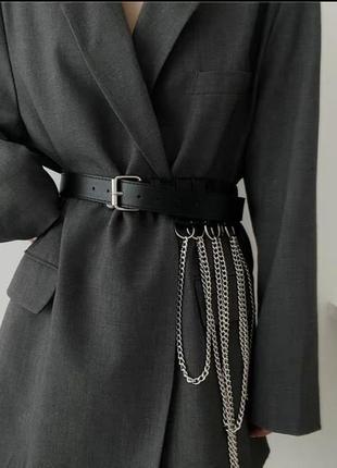 Чёрный кожаный ремень на талию с металическими цепями
