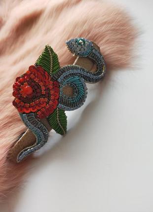 Шпилька  заколка змія з трояндою для волосся з бісеру4 фото