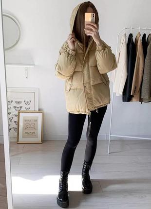 Женская зимняя бежевая короткая оверсайз куртка короткий пуховик бежевый оверсайз4 фото