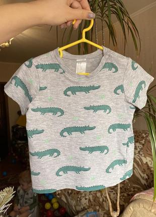 Серо зелёная футболка базовая с притом крокодилы 6-9 мес