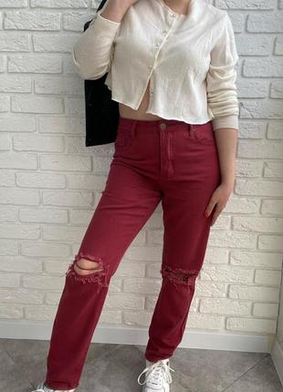 Стильные джинсы бордового цвета