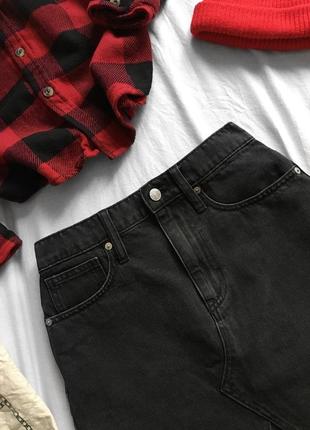 Трендова чорна джинсова міні спідниця трапеція від madewell2 фото