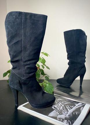 Замшеві чорні чоботи на підборах.