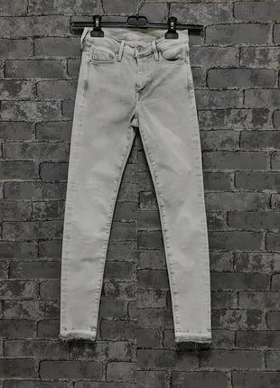 Светло-серые стрейчевые джинсы скинни