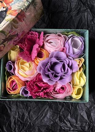 Набір з мильних квітів heathcote&ivory різнокольорові троянди з мила1 фото